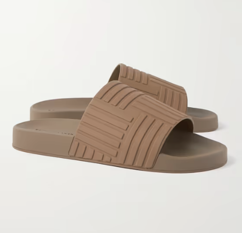 Un auténtico lujo son estas chanclas de Bottega Veneta creadas en goma suave grabada en relieve en homenaje a las técnicas de tejido características de la casa. Precio: 390 euros.