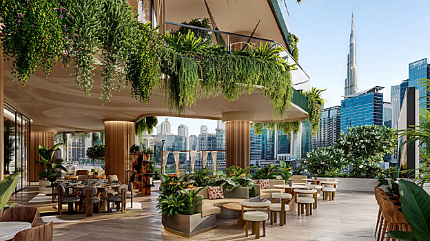 El edificio muestra un concepto naturalista con mucha vegetación y cascadas privadas