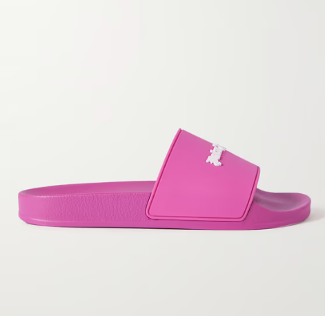 Si te gustan los diseños atrevidos, este cómodo modelo de goma en color fucsia de la firma Palm Angels es perfecto para ti.  Precio: 225 euros.