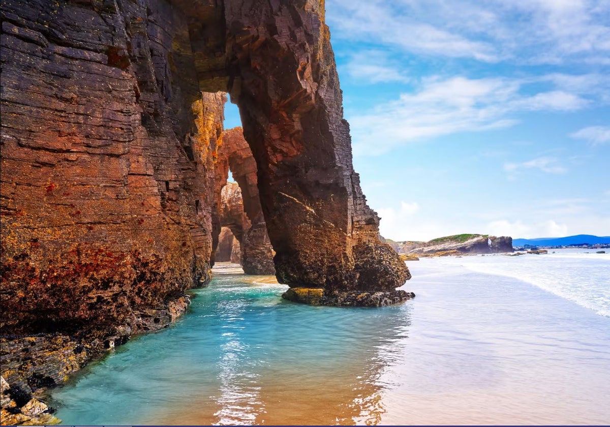 La playa de Las Catedrales, declarada Monumento Natural, es una de las más famosas de toda Galicia