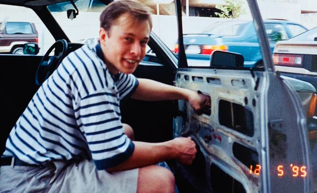 Elon Musk de joven en un BMW 320i