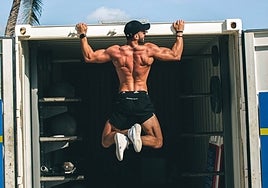 Tres ejercicios rápidos sin material para quemar calorías en vacaciones