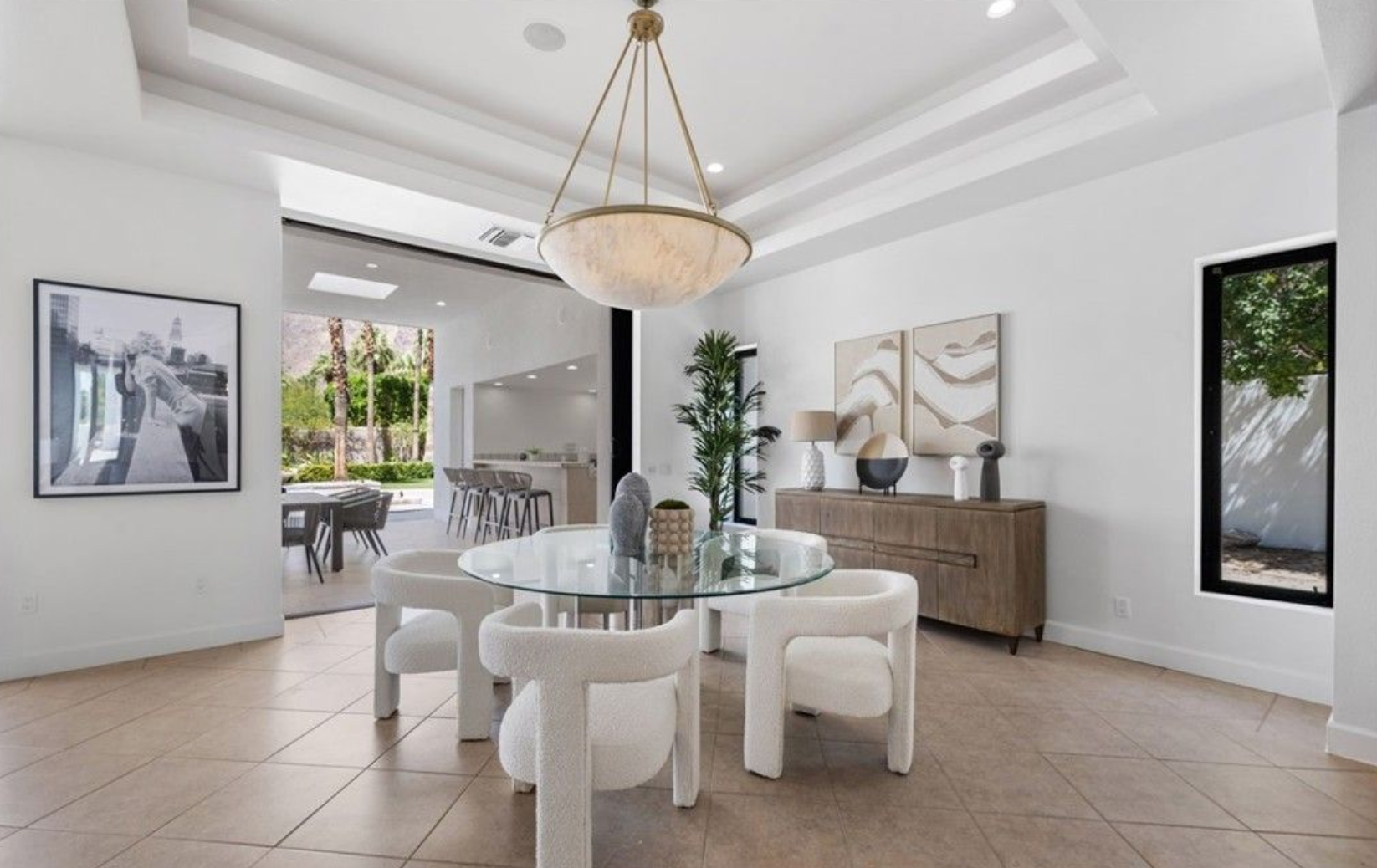 Con un concepto abierto, dispone de un comedor junto a la cocina con una moderna mesa de cristal y originales butacas