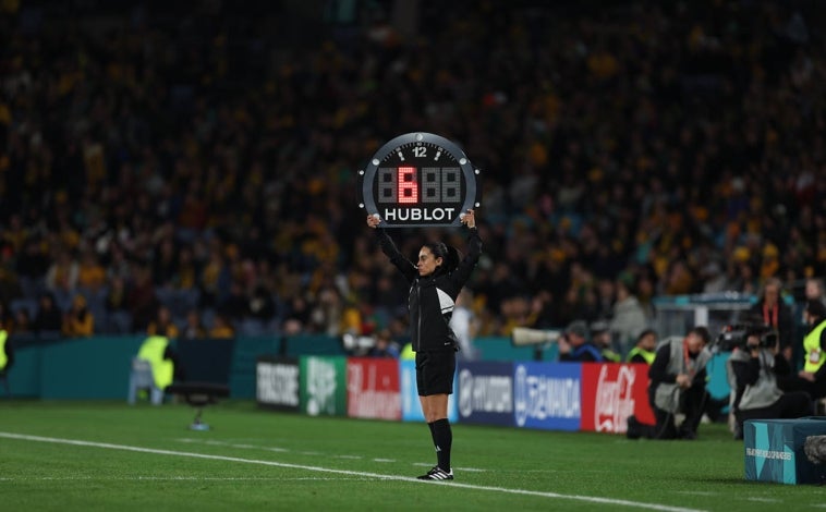 Imagen principal - El reloj de más de 5.000 euros que midió los tiempos del Mundial de fútbol femenino