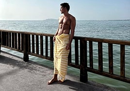 Los hombres también llevan pareo en verano