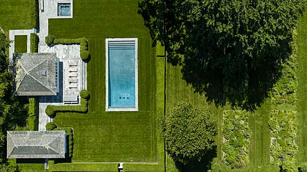 La propiedad tiene más de 7 acres de extensión