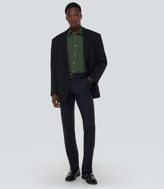 Otra camisa que puedes llevar con traje es esta de la firma Sunspel en un color verde perfecto para adentrarse en el otoño. Precio: 215 euros.