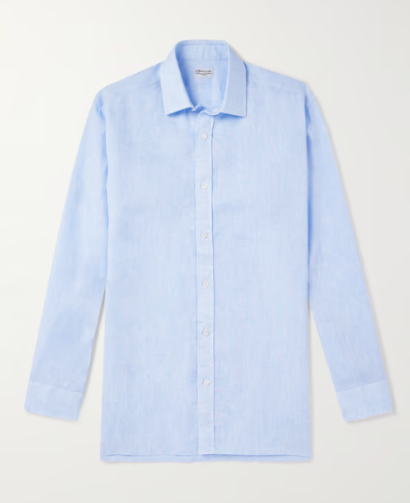 Las camisas de lino también son para llevar con traje. Esta de Charvet en color azul es perfecta para ese objetivo. Precio: 668,49 euros.