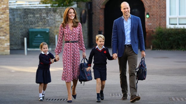 George y Charlotte de Inglaterra estudian en el Thoma's Battersea.