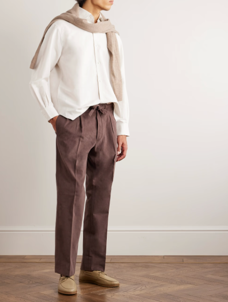 Para llevar con traje o con unos pantalones más informales, esta camisa negra que combina lino y algodón resulta imbatible. Pertenece a la colección actual de Stòffa. Precio: 570 euros.