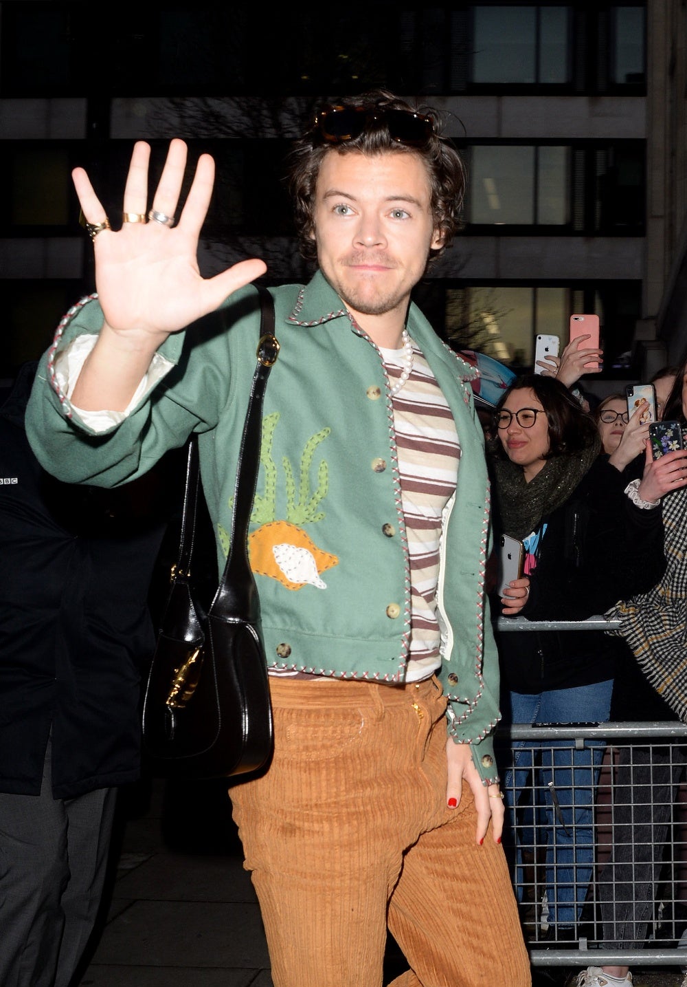 Harry Styles fue uno de los primeros famosos que se animó a hacer del bolso su mejor complemento. Los ha lucido de todo tipo, tanto de asa corta como de asa larga y en clave más o menos informal. Todo un referente sobre las posibilidades que ofrecen.