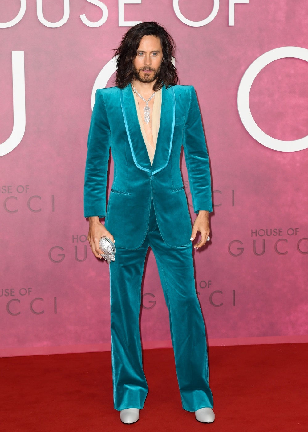 Pocos actores de Hollywood se atreven tanto con la moda como Jared Leto. El intérprete fue uno de los que primero llevó a una alfombra roja un bolso de mano como este metalizado.