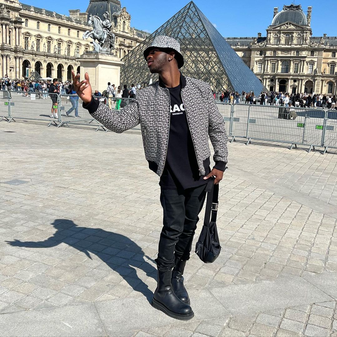 El rapero Lil Nas X siempre va un paso por delante en moda y ya hace tiempo que incorporó todo tipo de bolsos a sus looks.