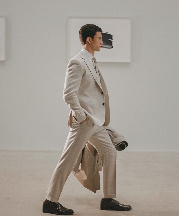 Look con traje, camisa, zapatos y corbata