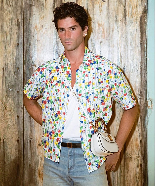 Camisa estampada con vaqueros y camiseta básica