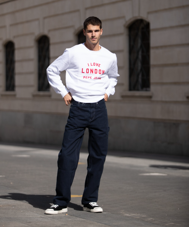 Álvaro Mel con sudadera, pantalón negro y zapatillas