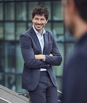 Imagen secundaria 2 - Andrés Velencoso en algunas de las imágenes de campaña de OOTO