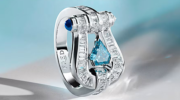 Pieza con diamante azul de laboratorio y diamantes blancos naturales