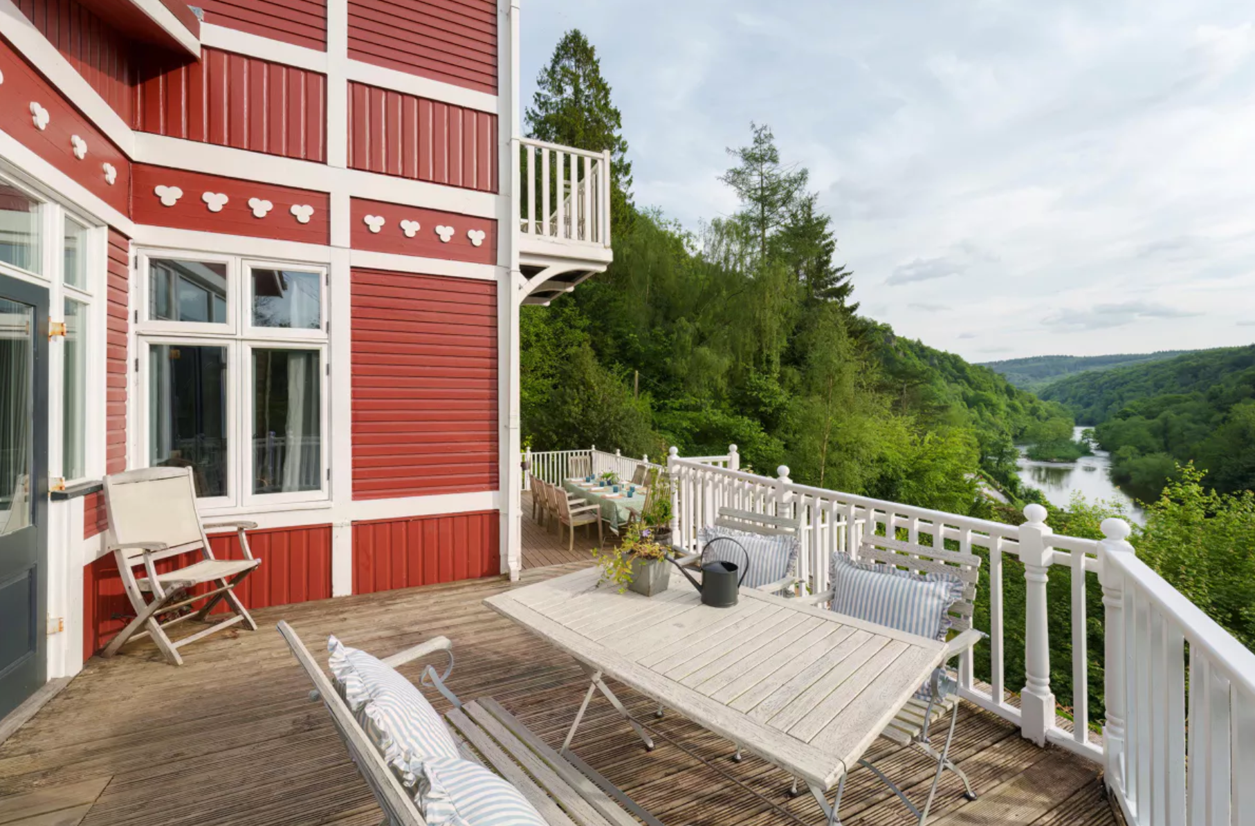 En las diferentes terrazas y balcones hay zona de comedor al aire libre, una bañera sueca de leña y un horno de piedra para pizzas