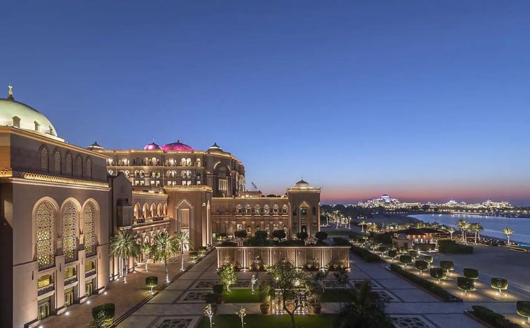 Imagen principal - En el exterior, jardines, fuentes, piscinas... Y en el interior, mármol, cristales de Swarovski y oro. El Emirates Palace Mandarin Oriental es uno de los establecimientos hoteleros más costosos del mundo, y pertenece a la familia real de Emiratos Árabes Unidos. 