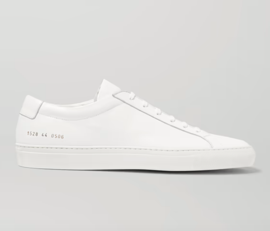 Las zapatillas 'Original Achilles' de Common Projects han pasado a ser de culto gracias a su diseño minimal que tanto gusta. Están disponibles también en otras tonalidades neutras que prometen ser igual de polivalentes. Precio: 340 €.