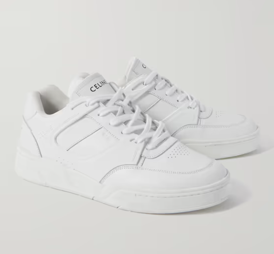 Celine propone unas zapatillas blancas inspiradas en los diseños del mundo del baloncesto creadas en cuero blanco y suela ancha de goma. Precio: 750 €.