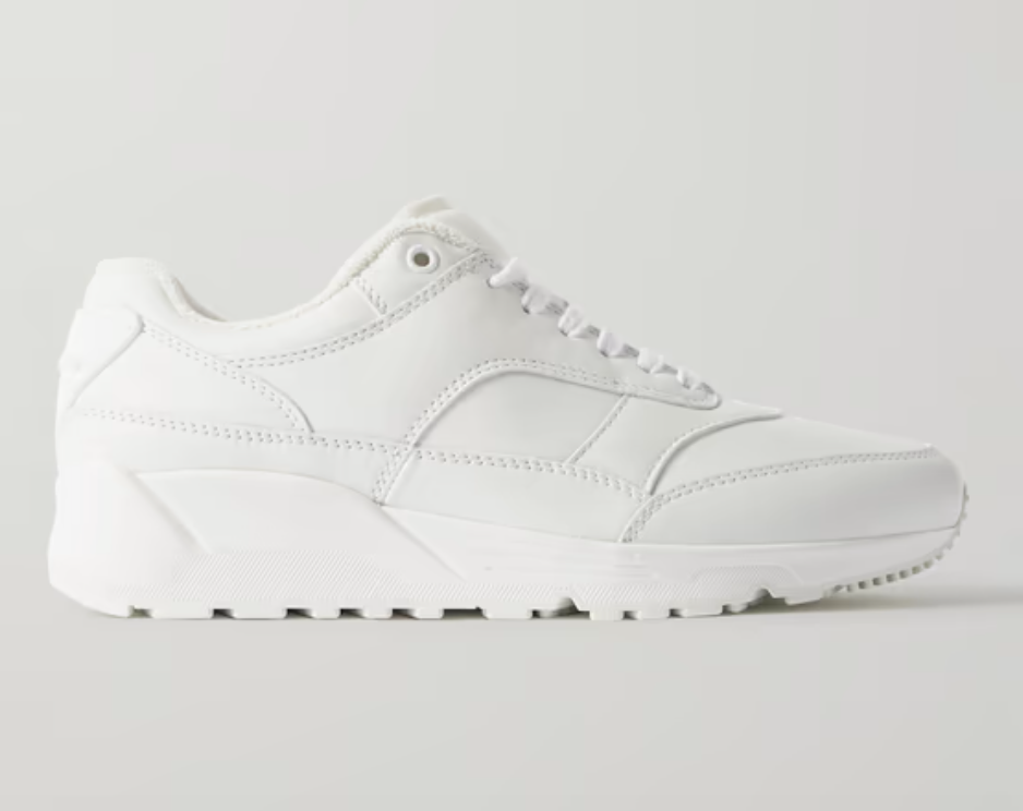 Saint Laurent también cuenta con zapatillas blancas que pueden dar mucho juego en el día a día. En concreto, estas de suela dentada resultan de lo más versátiles. Precio: 795 €.