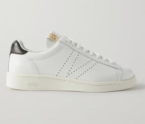 Las zapatillas más caras de esta galería las firma VISVIM. Están creadas en materiales de alta calidad inspirándose  en las que se usaban para jugar al tenis antiguamente. Están confeccionadas con cuero suave y presentan perforada la letra "V" como emblema de la marca. Precio: 1150 €.