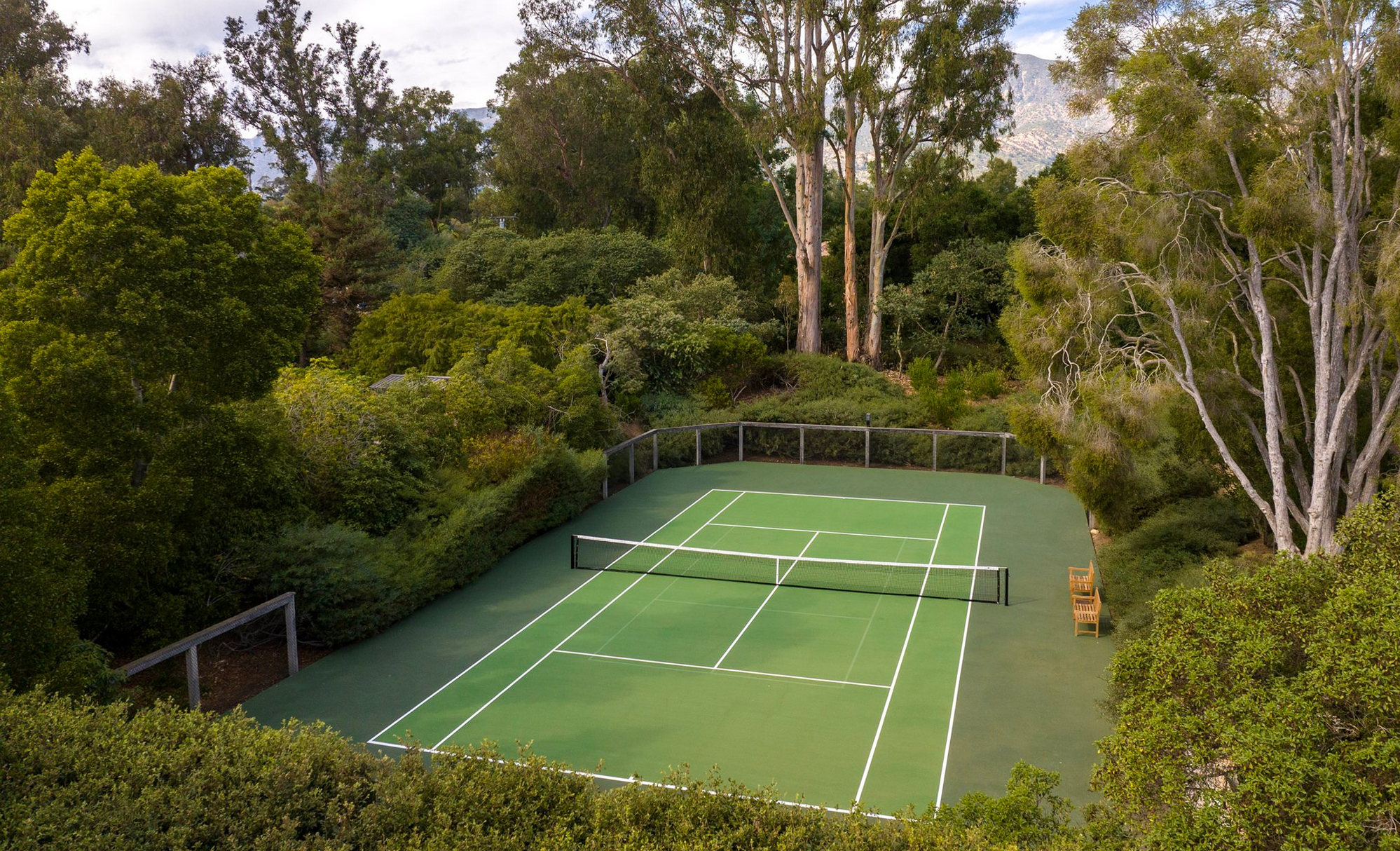 Entre sus extras hay una cancha de tenis y dos casas para invitados con dos y una habitación respectivamente