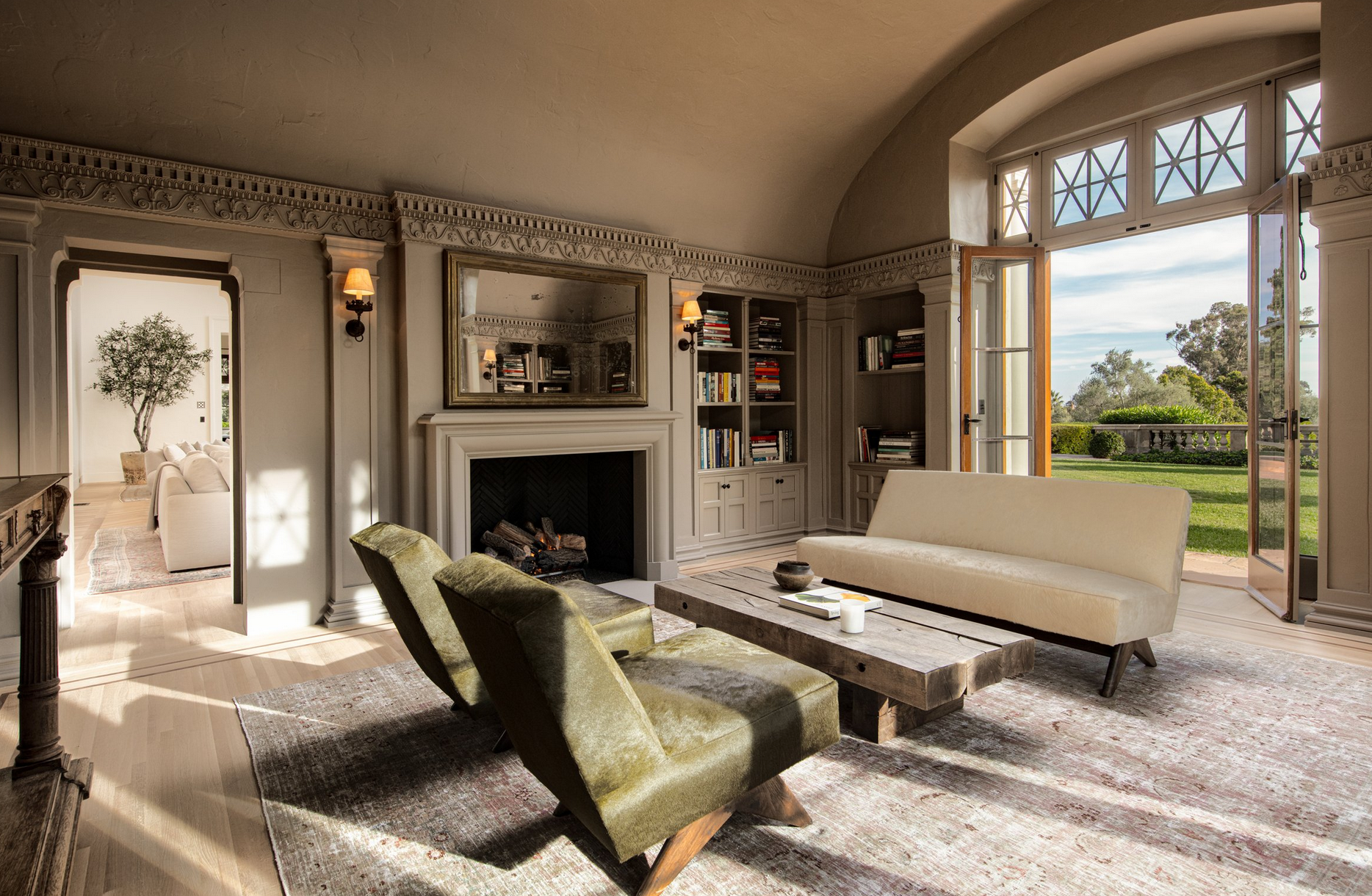 La vivienda de una sola planta ofrece 726 metros cuadrados de espacio habitable  y sus diferentes estancias se conectan con sus amplios jardines