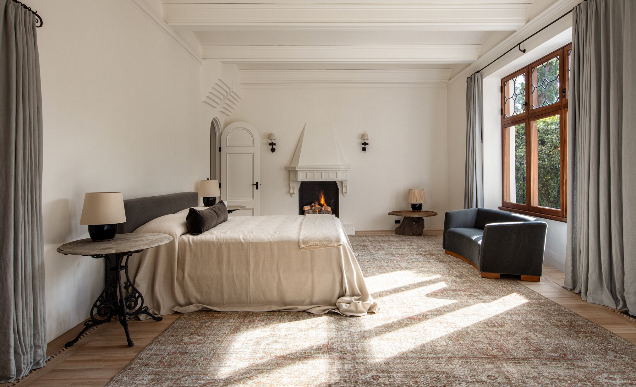 La suite principal dispone de zona de estar con chimenea, baño, spa privado, dos vestidores y terraza