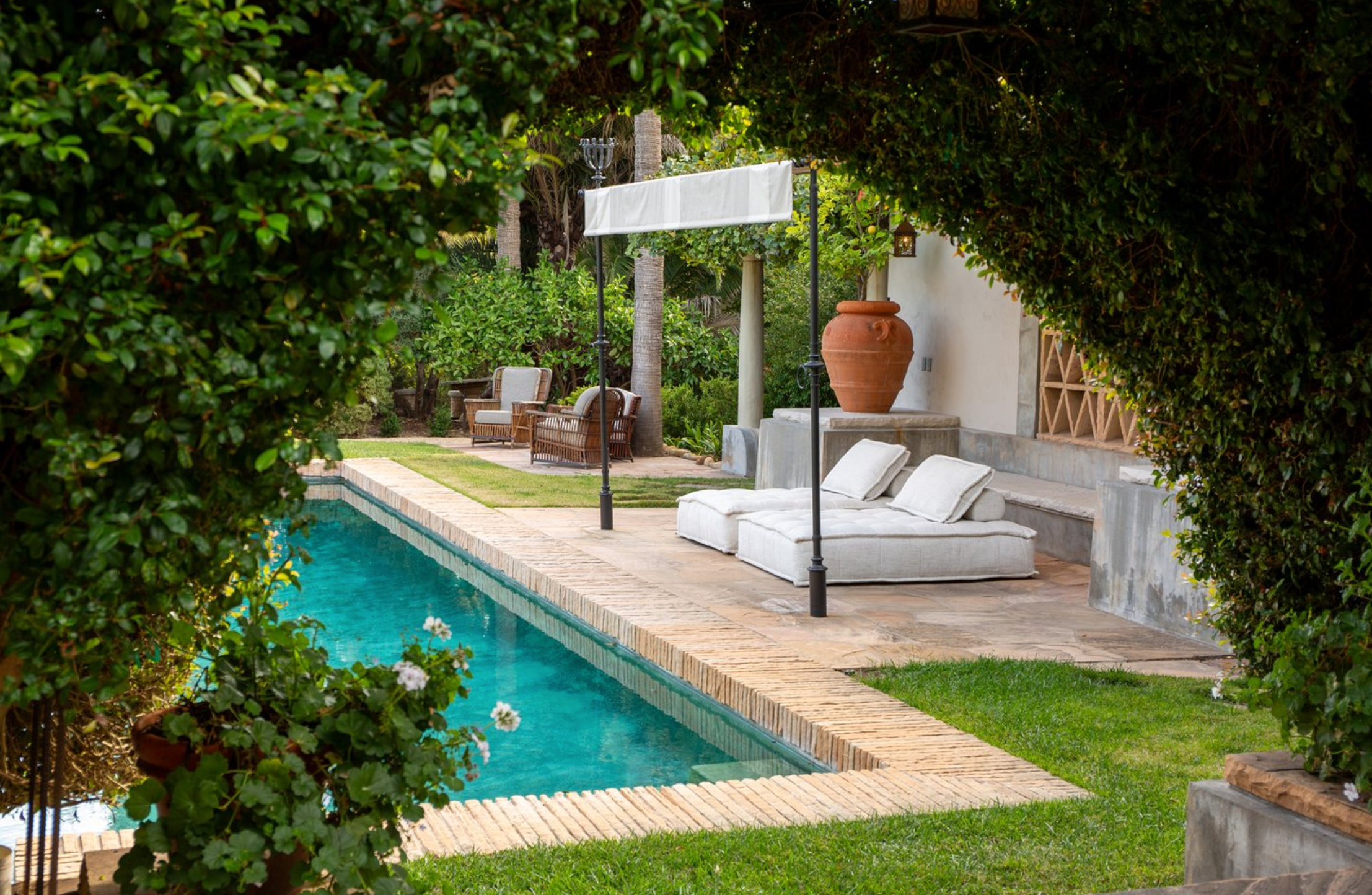 La zona exterior ofrece varios comedores al aire libre, piscina, solárium, cuidados jardines y hasta un viñedo