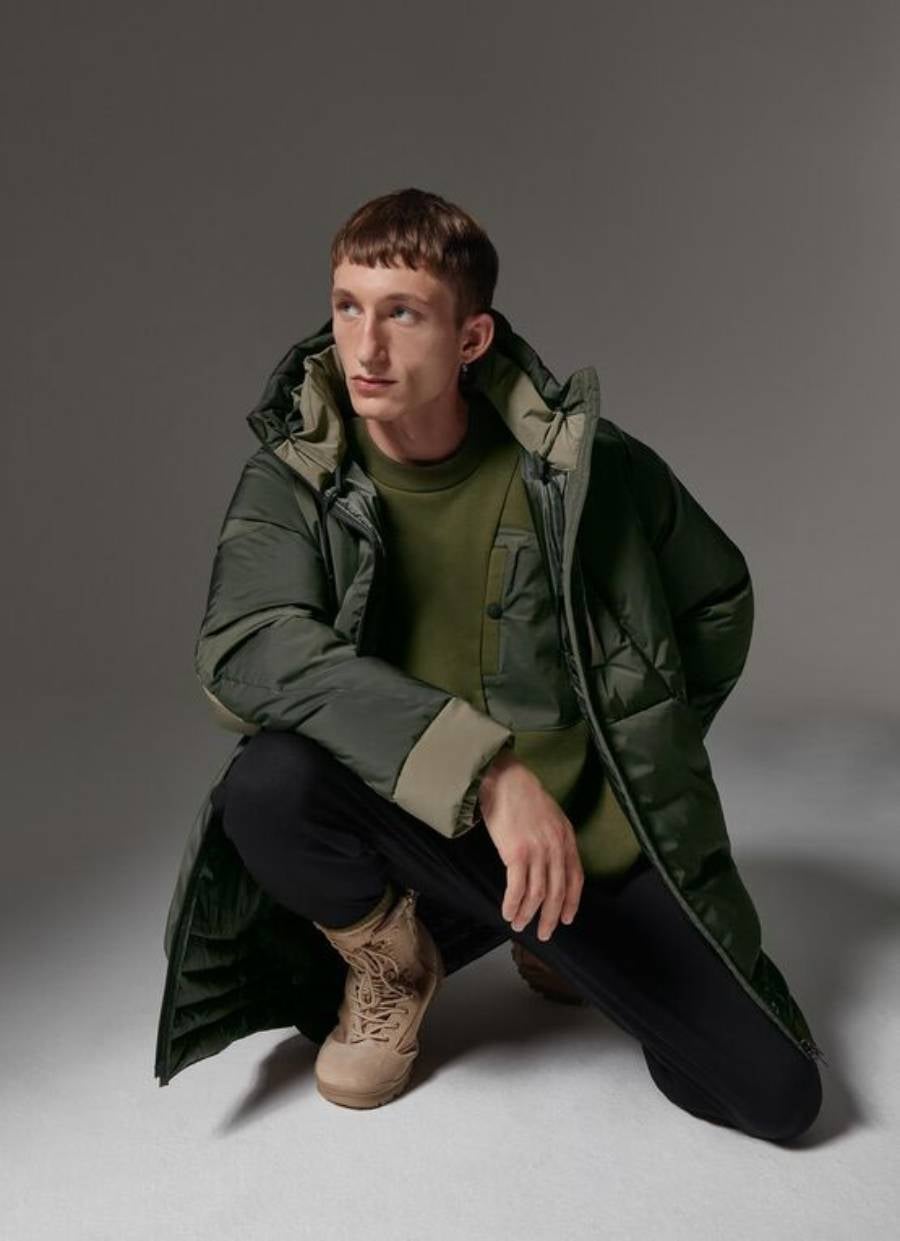 Esta chaqueta en tejido de 3 capas de aspecto mate combina materiales técnicos para proteger del frío y repeler el agua con el gusto del japonés Yosuke Aizawa que es quien lo firma para  línea Colmar Revolution de la firma Colmar. Un diseño contemporáneo que se inspira en los colores propios de la naturaleza que se puede utilizar fuera de las pistas de esquí o la montaña. Precio: 995 euros.