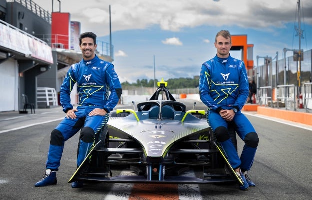 Lucas di Grassi y Nico Müller durante las pruebas de la pretemporada en el circuito de Valencia.