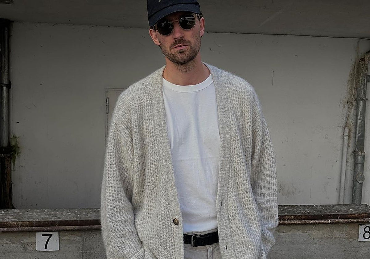 Look con cárdigan de punto gris