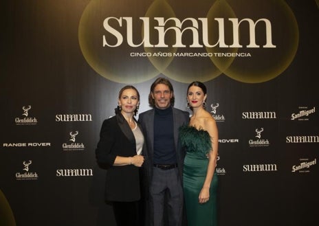 Imagen secundaria 1 - El empresario Fernando Ojeda; el músico David Ascanio junto a Laura Pintos y María I. Ortiz del equipo de Summum; El actor Álex Adróver y la actriz Patricia Montero, en el photocall e los Premios Summum de Diseño 2023