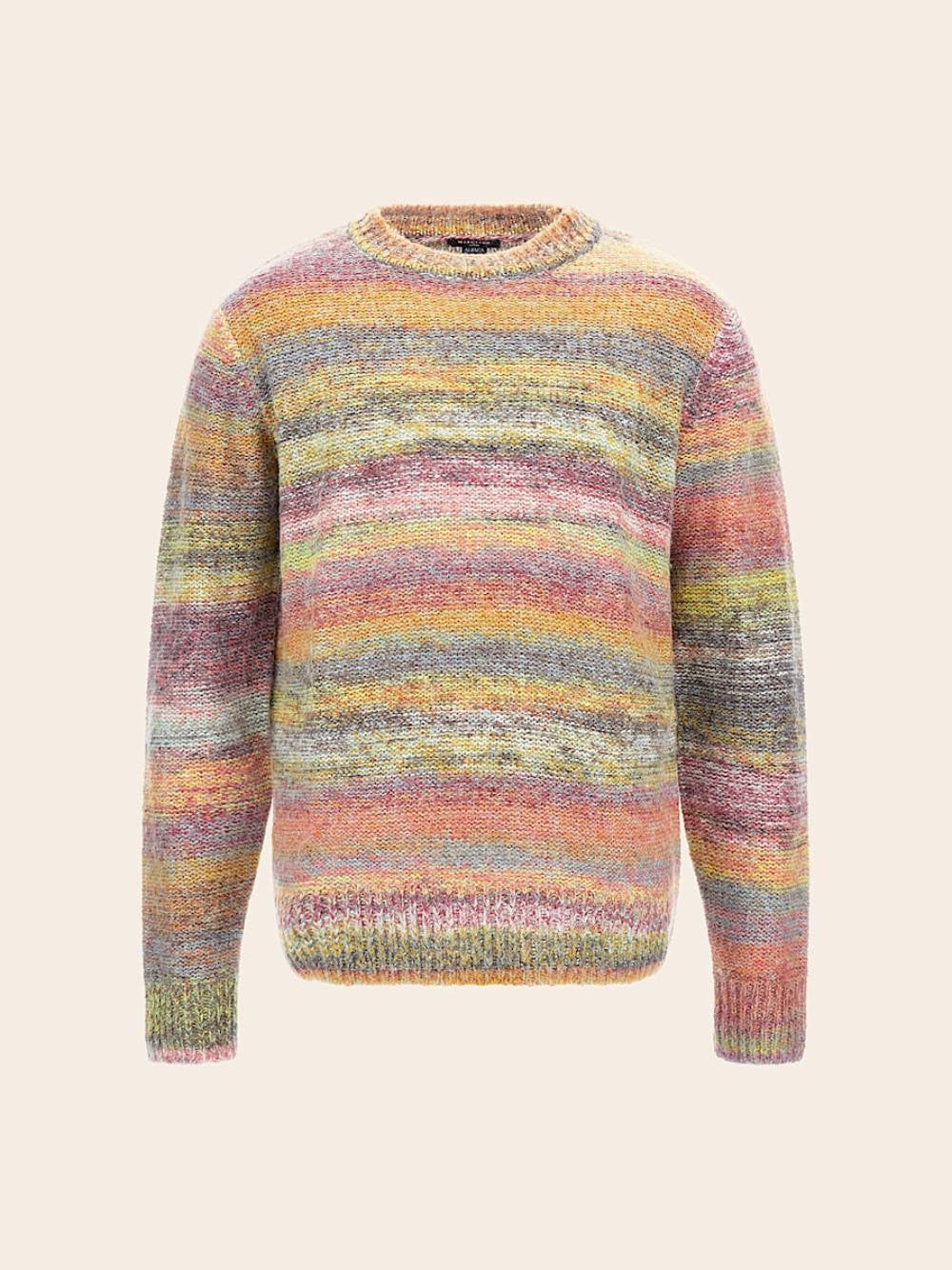 Jersey de mezcla de lana en distintos colores que presume por ser de corte slim con cuello redondo. Una pieza de punto de Guess ideal para el día a día. Precio: 200 euros.