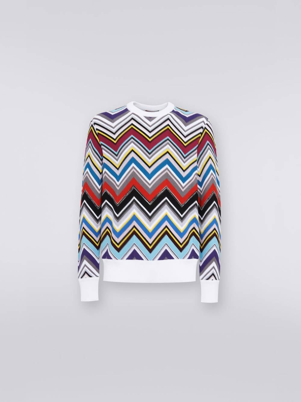Con líneas en zigzag de varios colores aparece este jersey de cuello redondo de mezcla de lana y viscosa con ribetes blancos en los puños y la parte de la cintura. Está firmado por Missoni. Precio: 990 euros.
