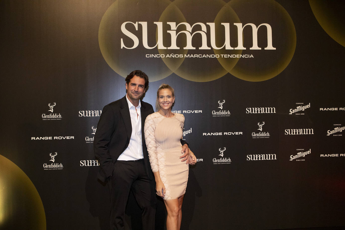 Los actores Alex Adróver y Patricia Montero en en el photocall de los Premios Summum de Diseño 2023.