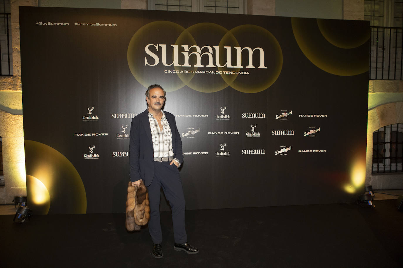 El interiorista Lorenzo Castillo,  Premio Summum de diseño de interiores, en el photocall de los Premios Summum 2023. 