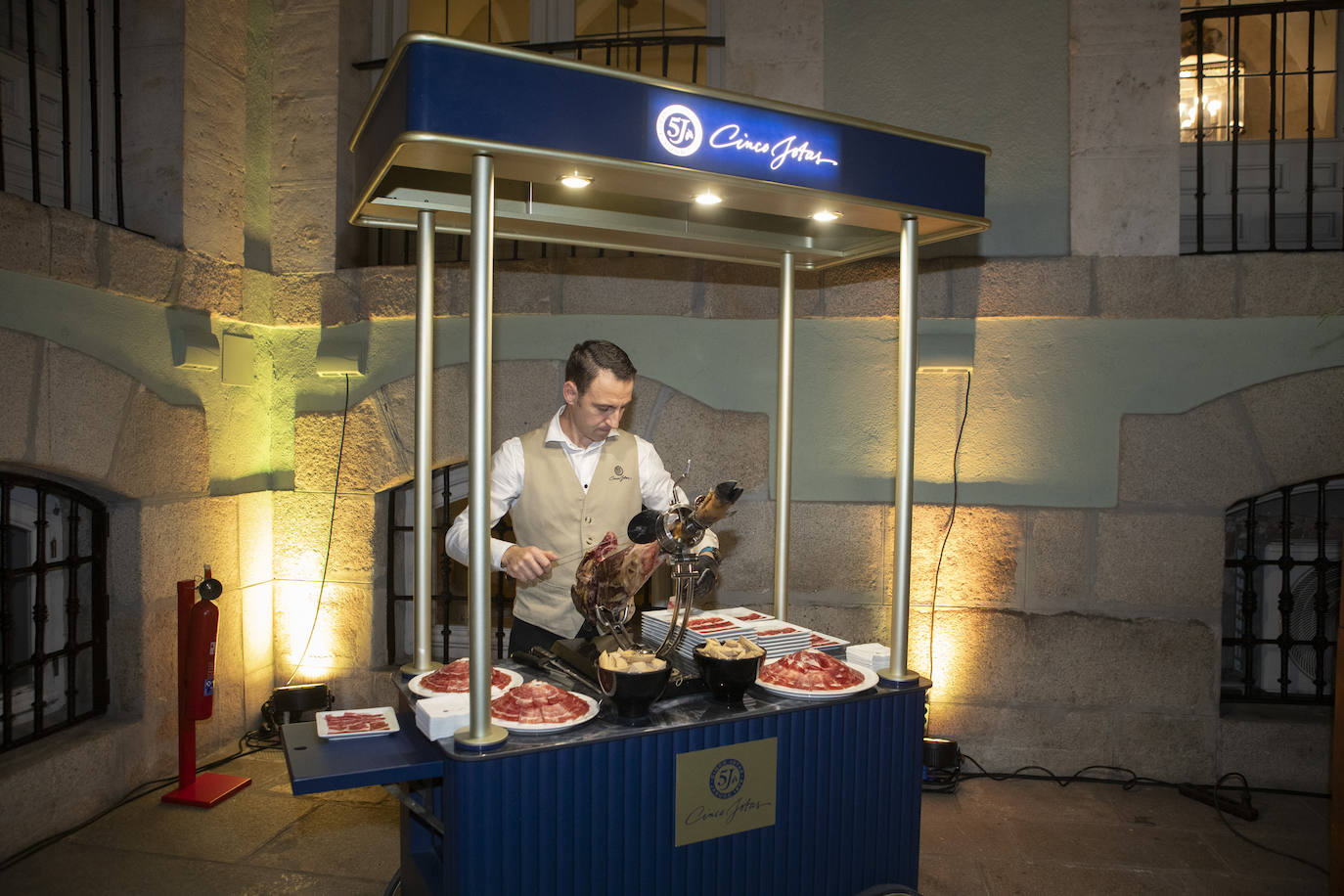 Todos los asistentes pudieron degustar el jamón ibérico 100 % de bellota de Cinco Jotas.