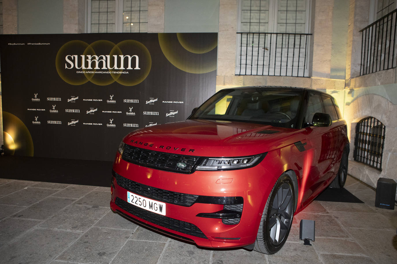 Un espectacular Range Rover presidió el photocall de los Premios Summum de Diseño 2023. 