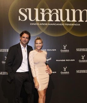 Imagen secundaria 2 - El empresario Fernando Ojeda; el músico David Ascanio junto a Laura Pintos y María I. Ortiz del equipo de Summum; El actor Álex Adróver y la actriz Patricia Montero, en el photocall e los Premios Summum de Diseño 2023