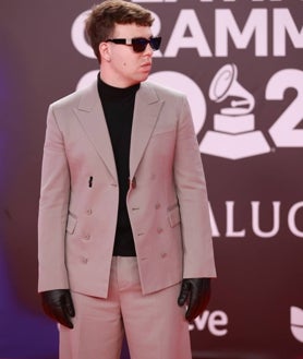 Imagen secundaria 2 - Sebastián Yatra, Alejandro Sanz y Quevedo en la alfombra roja de los Premios Grammy Latinos 2023