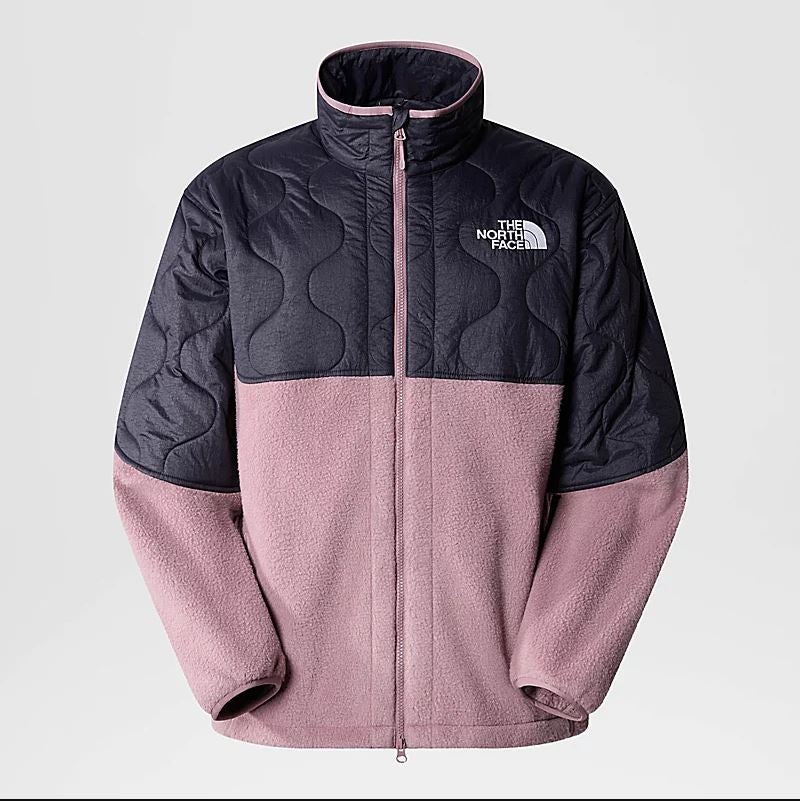 Hace tiempo que los forros polares empezaron a formar parte de los looks urbanos, prendas que incorporan elementos de la calle como los que forman parte de la colección resultado de la unión de los diseñadores Yuzuk y Kazuki Kuraishi con The North Face. Este forro polar cuenta con un diseño acolchado en la parte superior del cuerpo y tejido polar en la parte inferior y bolsillos de ojal con ribete elástico. Precio: 250 euros.