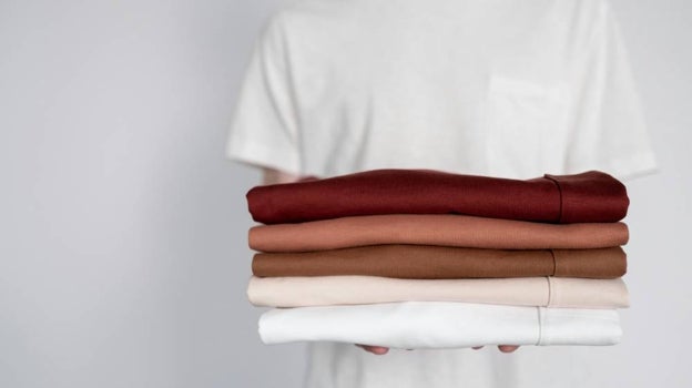 Ropa doblada de distintas tonalidades
