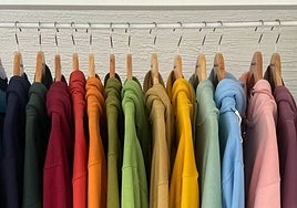 ¿Cambian los precios de una misma prenda en función de su color?