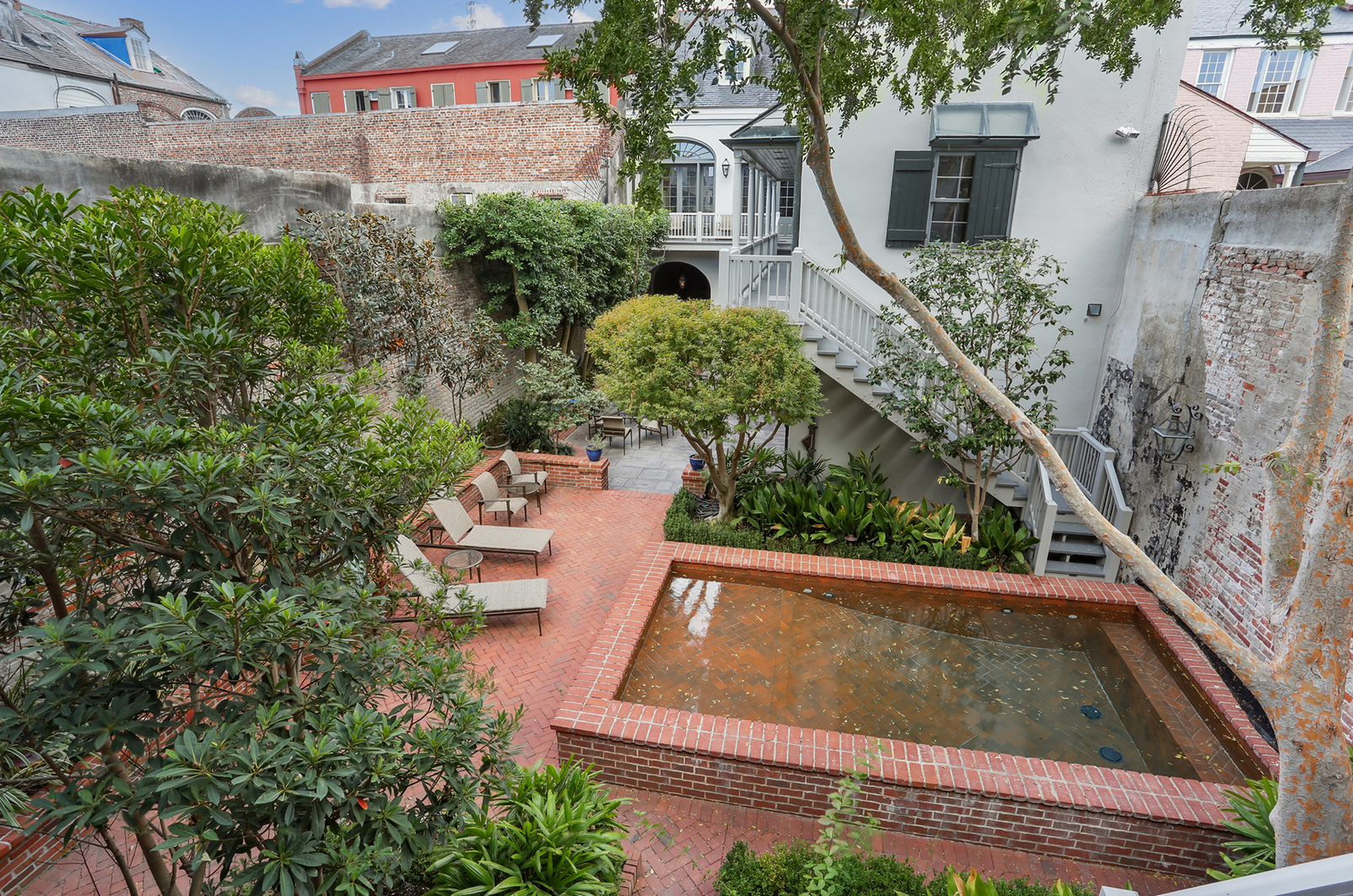 Además, hay una piscina con solárium y una construcción independiente que puede funcionar como casa de huéspedes