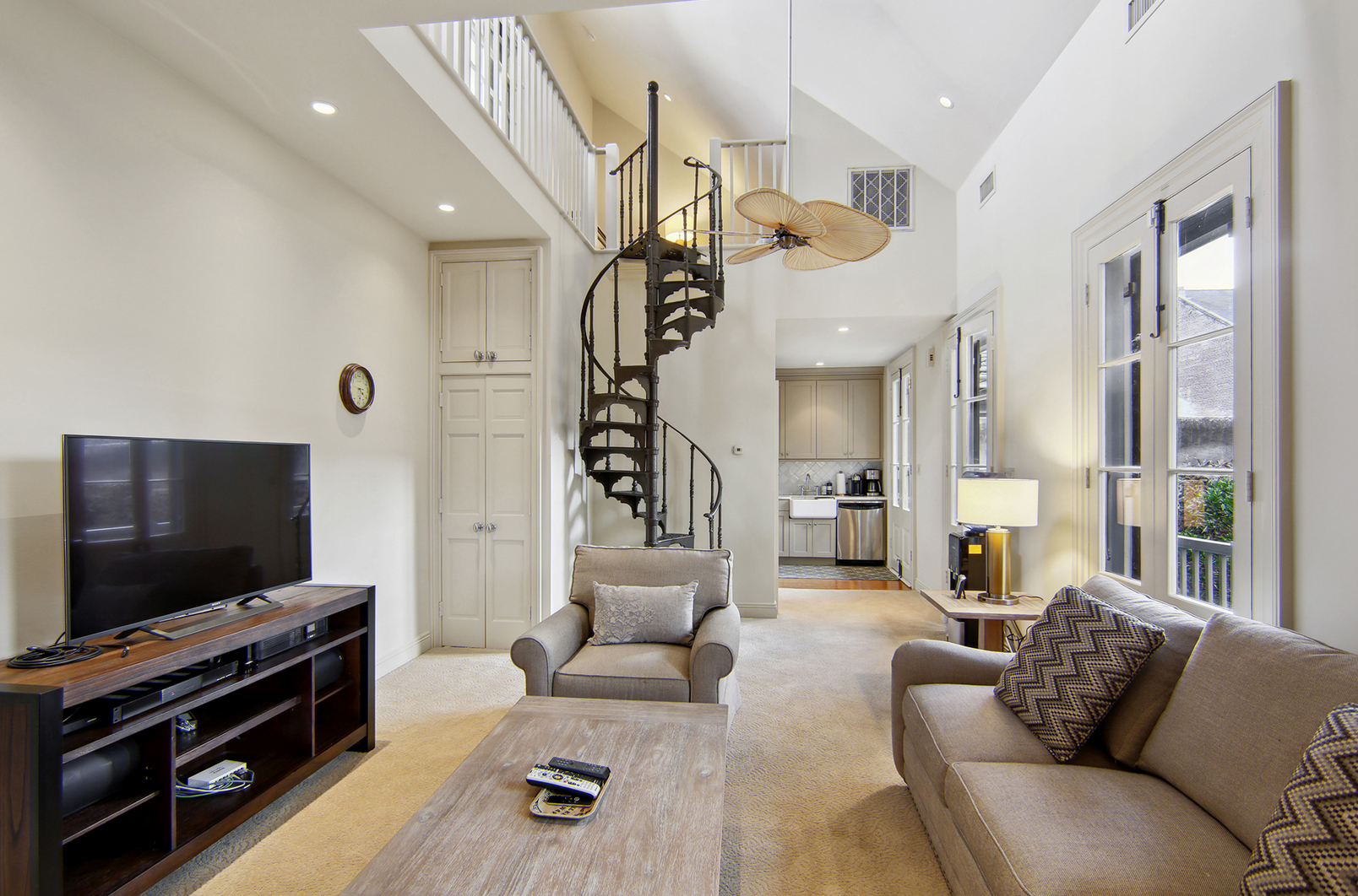 Destacan sus suelos de madera, sus altos techos, sus paredes de estuco veneciano y sus grandes ventanales, entre otras cosas