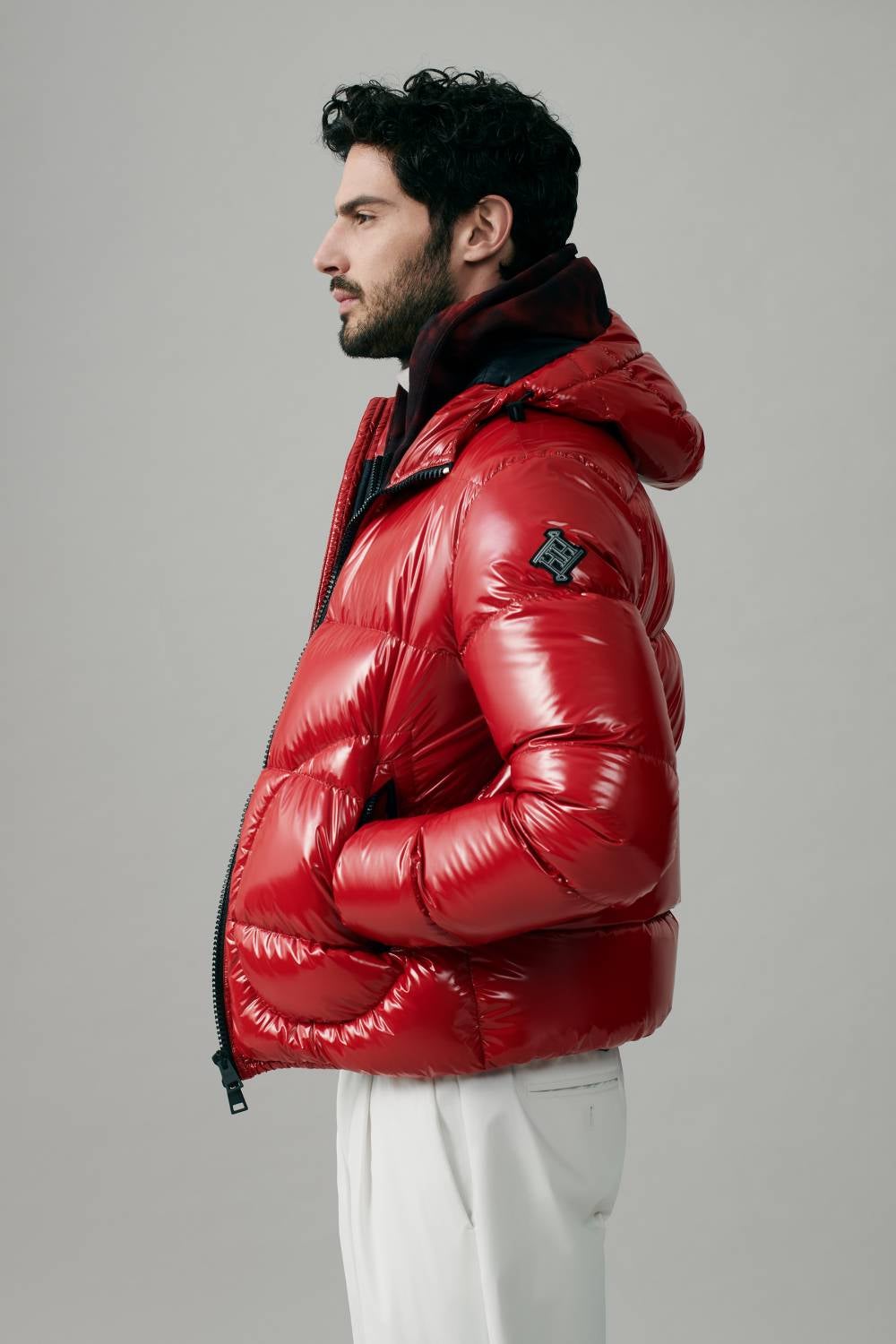 Corta y de estilo bomber, esta chaqueta rellena de plumón de Herno está confeccionada en un material de efecto lacado muy brillante bautizado como gloss que destaca tanto el color rojizo de la prenda como su estilo moderno. Precio: 635 euros
